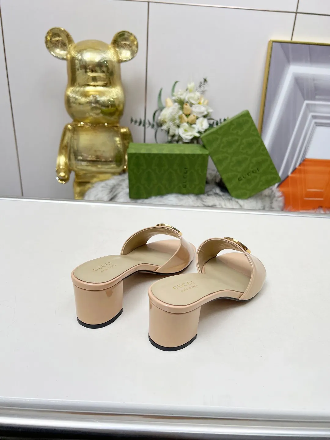 👟👟Ex-factory price 360👟👟 Genuine leather sole +40 Gucci 𝟐𝟎𝟐5 new spring and summer double G buckle round toe medium heel slippers, this G family series of slippers are so beautiful, high-end must buy~ The double G Logo is so beautiful on the feet, a classy style! The buttons have the GUCCI logo. Fabric: Cowhide Lining: Sheepskin lining Sheepskin pad Heel height: 5CM Sole: Italian genuine leather outsole Size: 35-44 [42 43 44 customized]